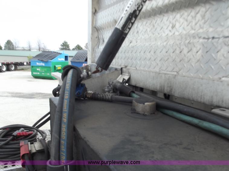 image for item D3695 2005 Freightliner Columbia CL120ST semi truck