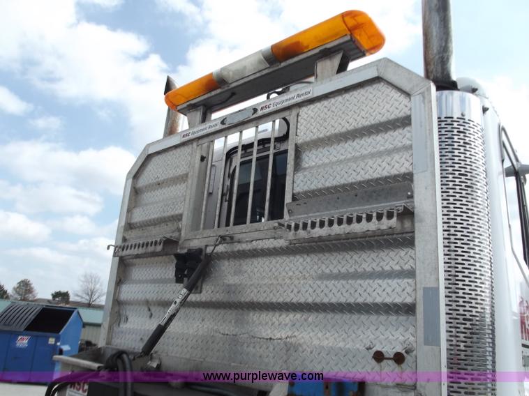 image for item D3695 2005 Freightliner Columbia CL120ST semi truck