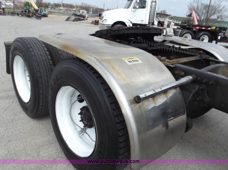 image for item D3695 2005 Freightliner Columbia CL120ST semi truck