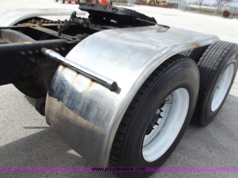 image for item D3695 2005 Freightliner Columbia CL120ST semi truck