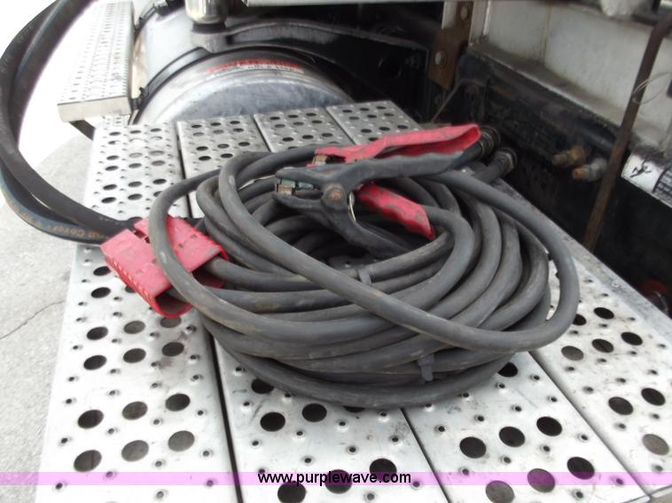 image for item D3695 2005 Freightliner Columbia CL120ST semi truck