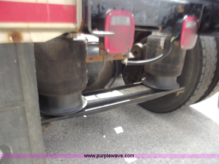 image for item D3695 2005 Freightliner Columbia CL120ST semi truck