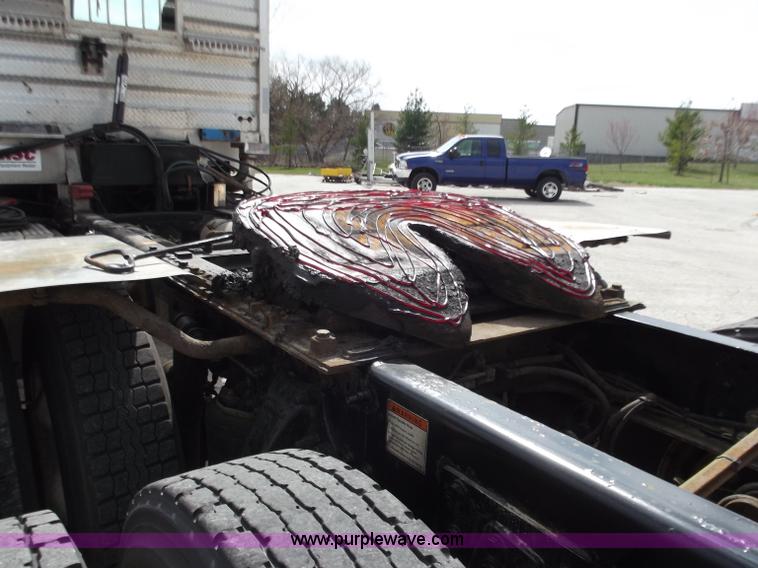 image for item D3695 2005 Freightliner Columbia CL120ST semi truck