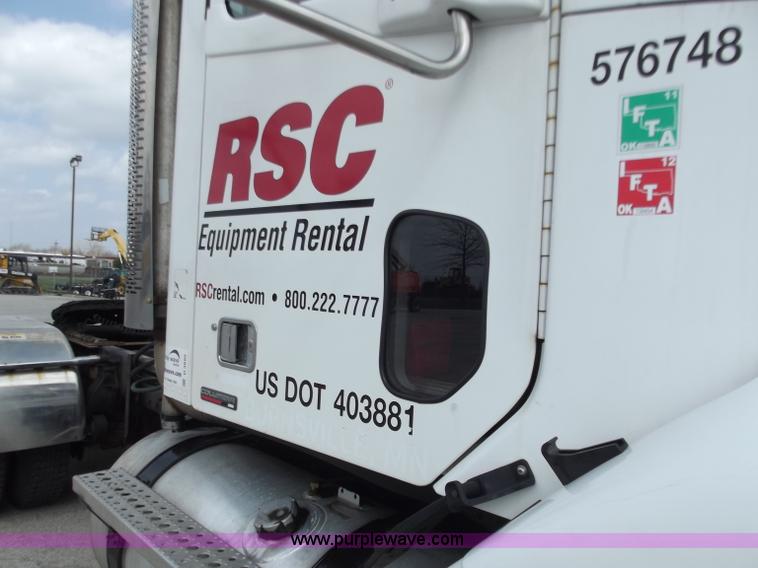 image for item D3695 2005 Freightliner Columbia CL120ST semi truck