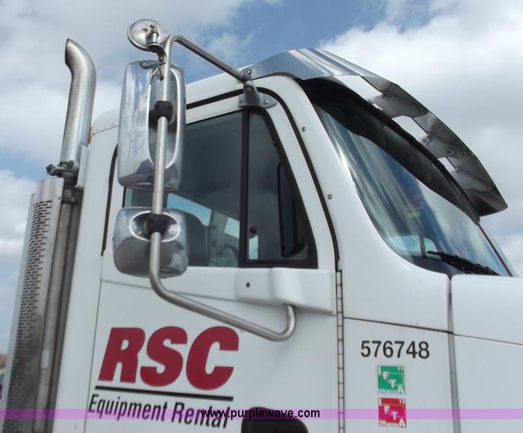 image for item D3695 2005 Freightliner Columbia CL120ST semi truck