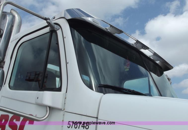 image for item D3695 2005 Freightliner Columbia CL120ST semi truck