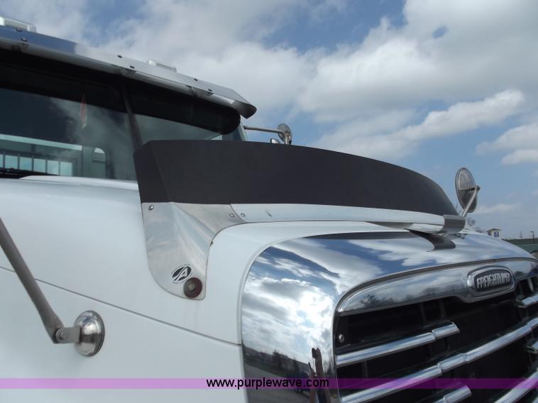 image for item D3695 2005 Freightliner Columbia CL120ST semi truck