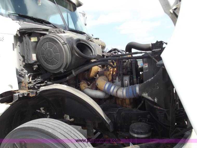 image for item D3695 2005 Freightliner Columbia CL120ST semi truck