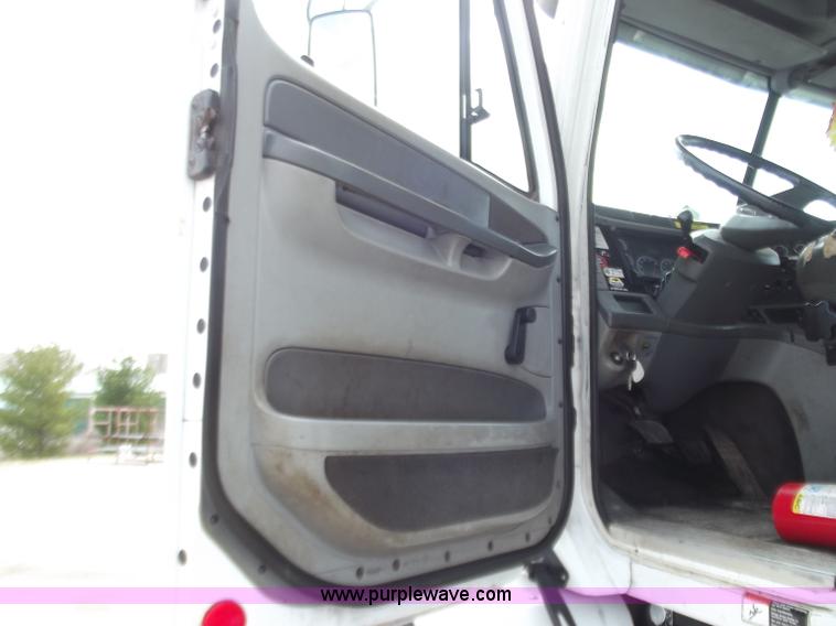 image for item D3695 2005 Freightliner Columbia CL120ST semi truck