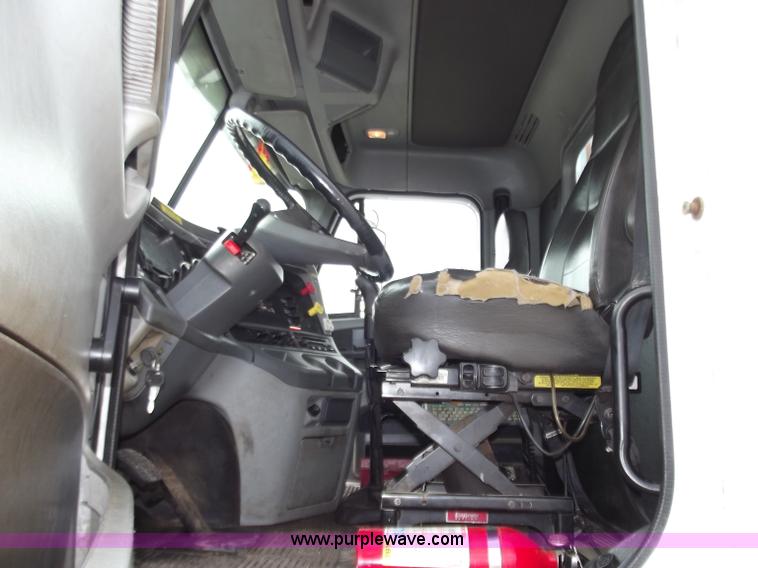 image for item D3695 2005 Freightliner Columbia CL120ST semi truck