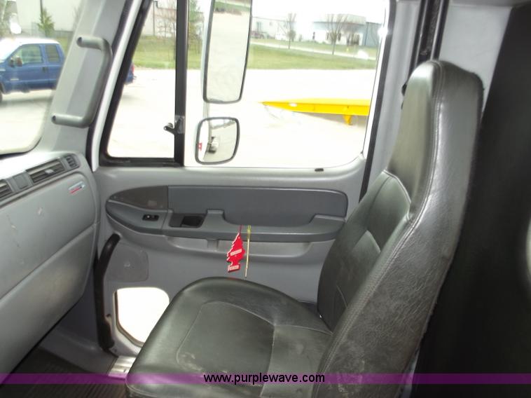 image for item D3695 2005 Freightliner Columbia CL120ST semi truck