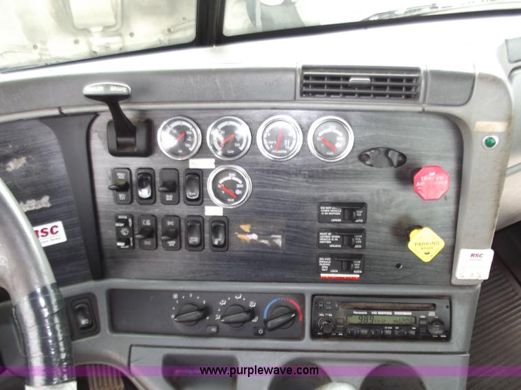 image for item D3695 2005 Freightliner Columbia CL120ST semi truck