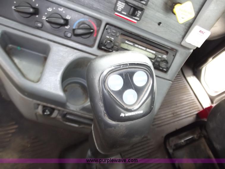 image for item D3695 2005 Freightliner Columbia CL120ST semi truck