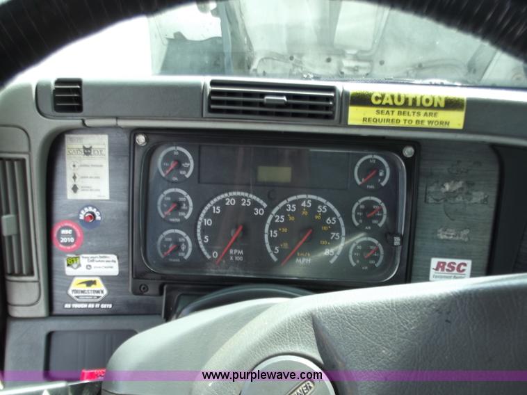 image for item D3695 2005 Freightliner Columbia CL120ST semi truck