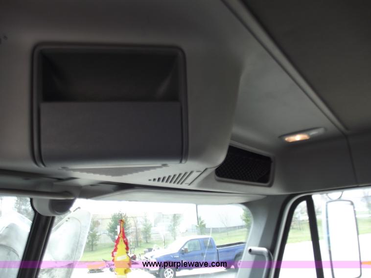 image for item D3695 2005 Freightliner Columbia CL120ST semi truck