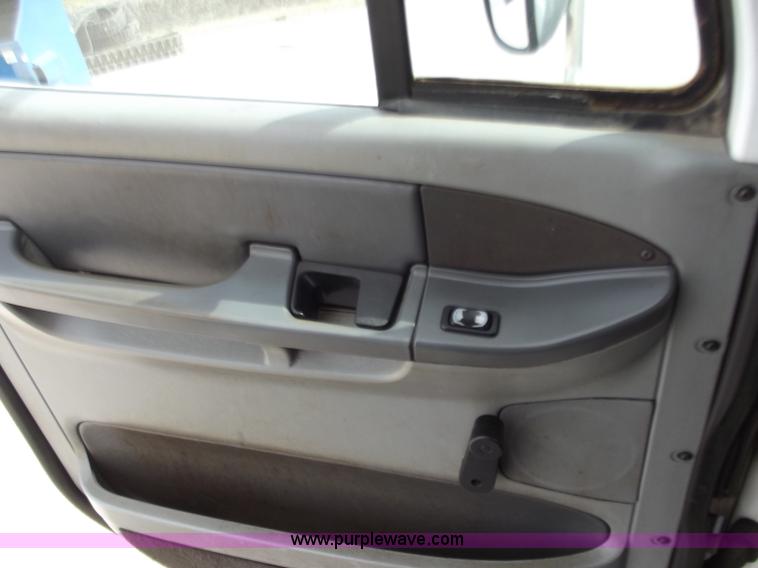 image for item D3695 2005 Freightliner Columbia CL120ST semi truck