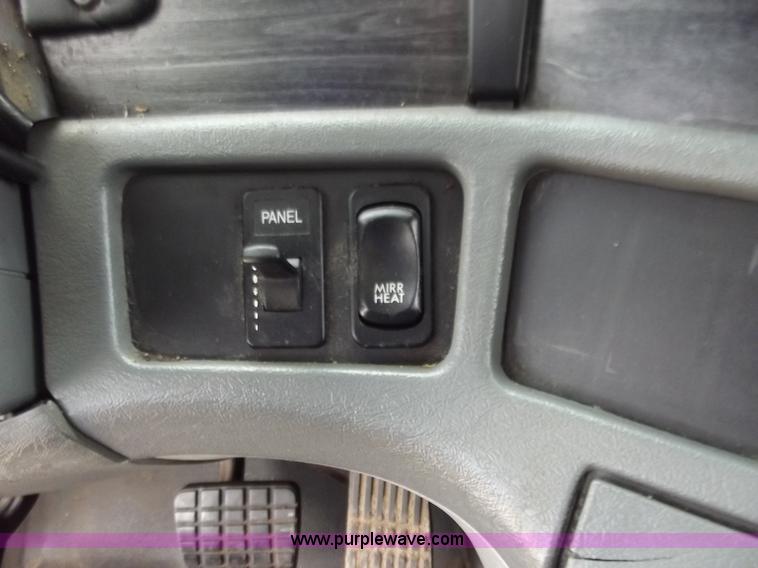 image for item D3695 2005 Freightliner Columbia CL120ST semi truck