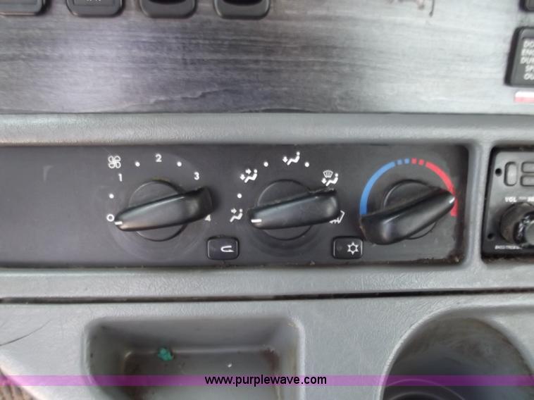 image for item D3695 2005 Freightliner Columbia CL120ST semi truck