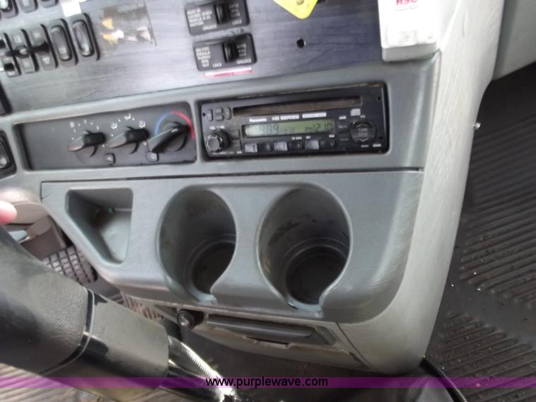 image for item D3695 2005 Freightliner Columbia CL120ST semi truck