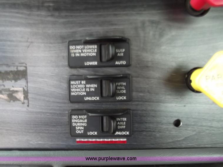 image for item D3695 2005 Freightliner Columbia CL120ST semi truck