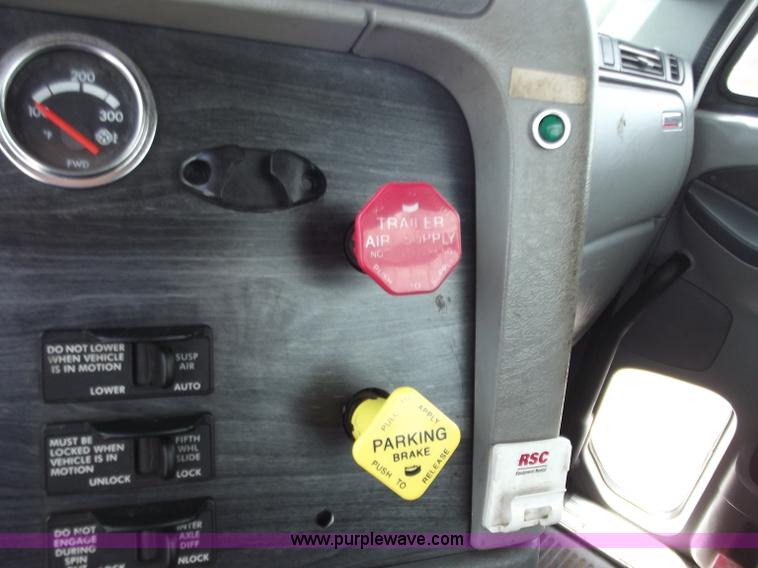 image for item D3695 2005 Freightliner Columbia CL120ST semi truck