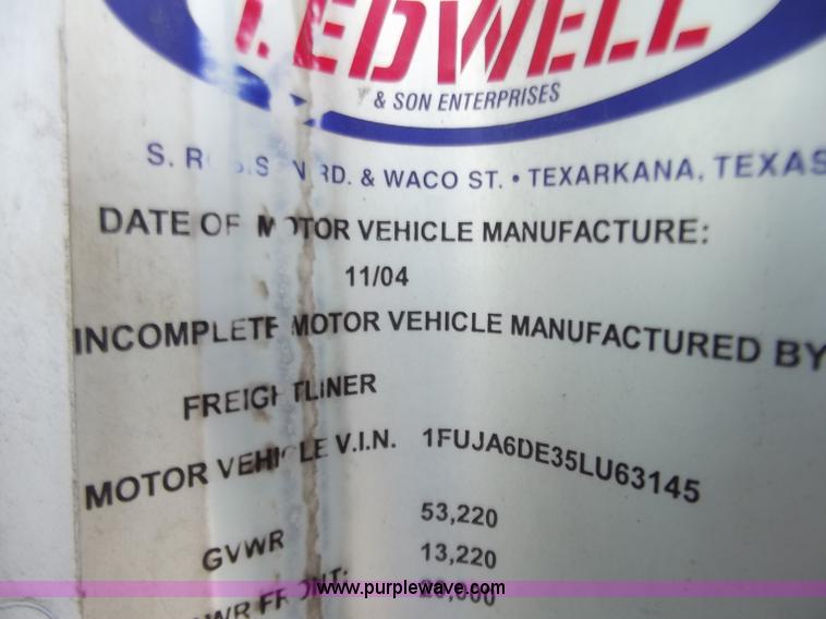 image for item D3695 2005 Freightliner Columbia CL120ST semi truck