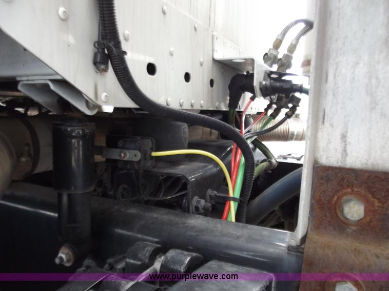 image for item D3695 2005 Freightliner Columbia CL120ST semi truck