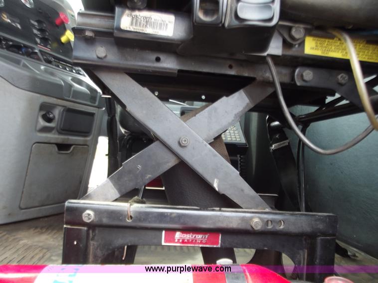 image for item D3695 2005 Freightliner Columbia CL120ST semi truck