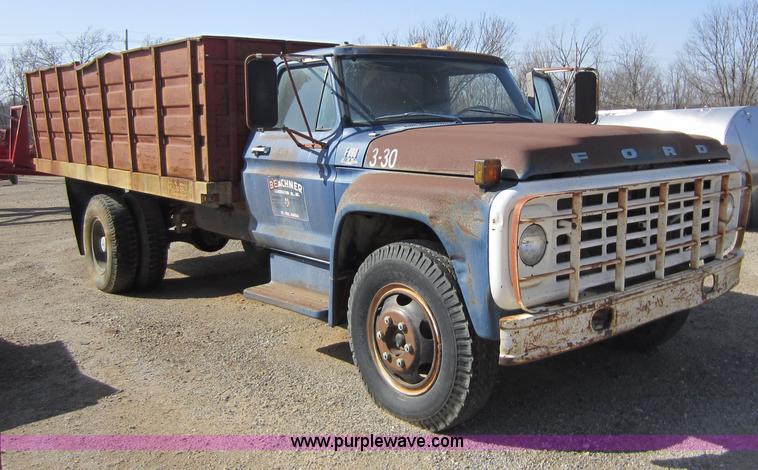image for item A5597 1976 Ford F600 dump truck