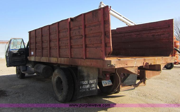 image for item A5597 1976 Ford F600 dump truck