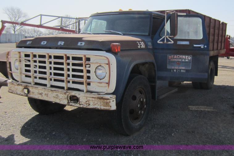 image for item A5597 1976 Ford F600 dump truck