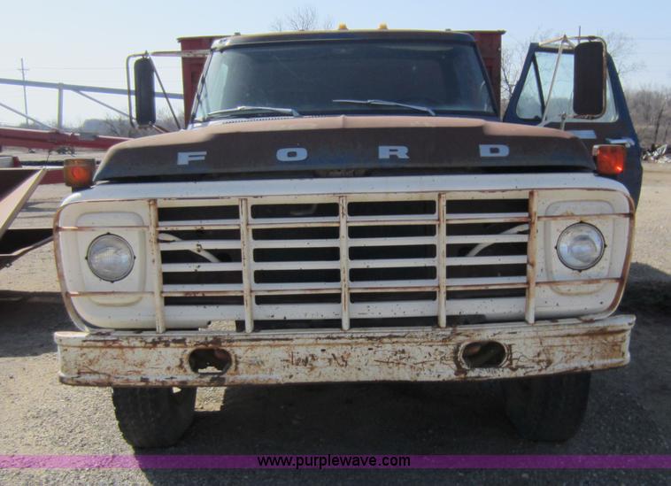 image for item A5597 1976 Ford F600 dump truck