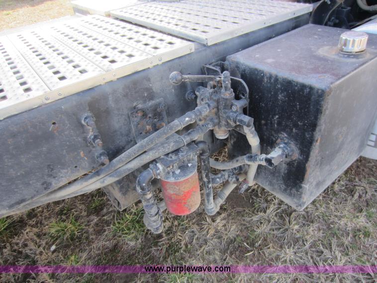 image for item A5601 2000 Sterling A9500 semi