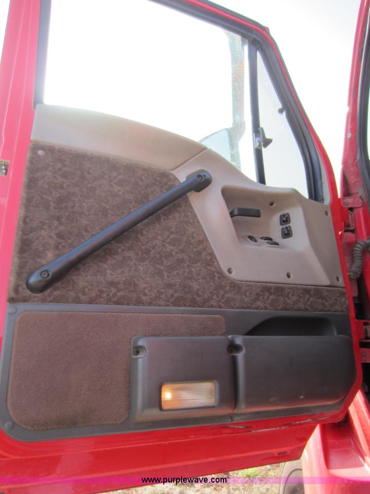 image for item A5601 2000 Sterling A9500 semi