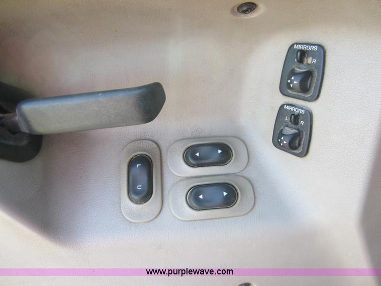 image for item A5601 2000 Sterling A9500 semi