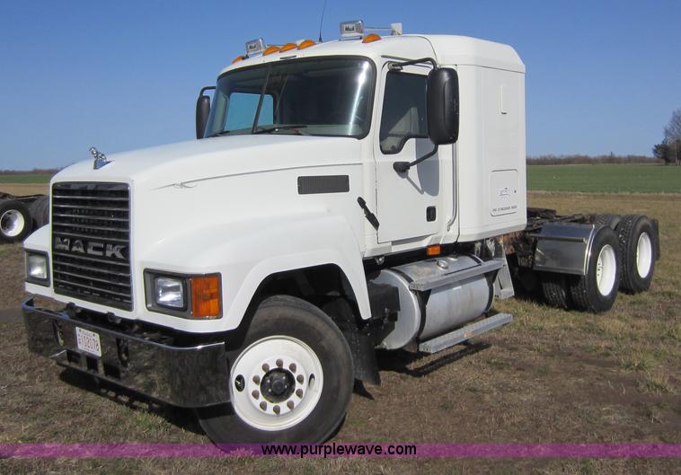 image for item A5602 2005 Mack CH613 semi truck