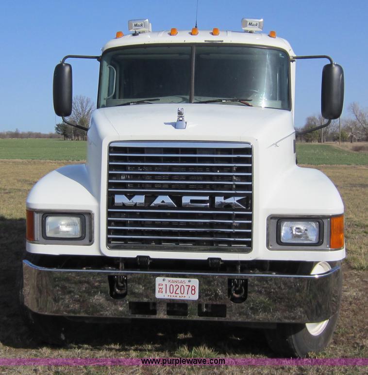 image for item A5602 2005 Mack CH613 semi truck