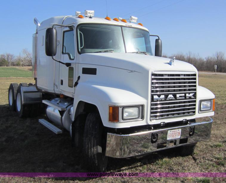 image for item A5602 2005 Mack CH613 semi truck