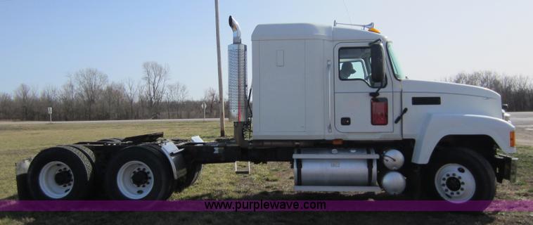 image for item A5602 2005 Mack CH613 semi truck