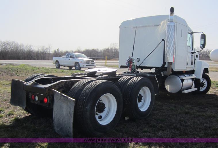 image for item A5602 2005 Mack CH613 semi truck