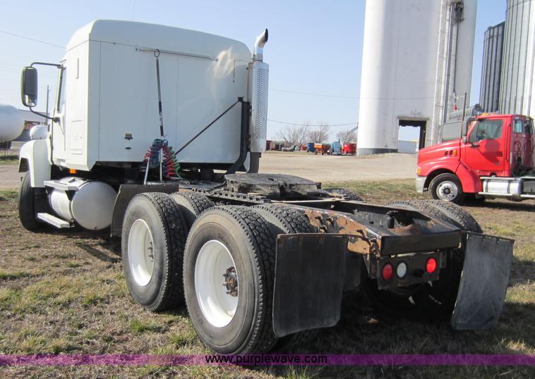 image for item A5602 2005 Mack CH613 semi truck