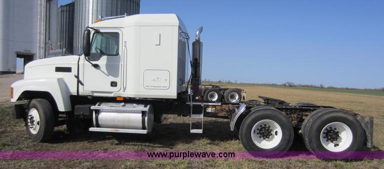 image for item A5602 2005 Mack CH613 semi truck