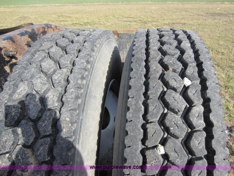 image for item A5602 2005 Mack CH613 semi truck