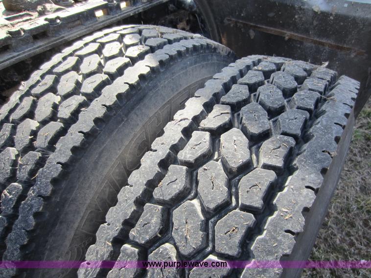 image for item A5602 2005 Mack CH613 semi truck