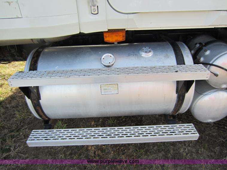 image for item A5602 2005 Mack CH613 semi truck