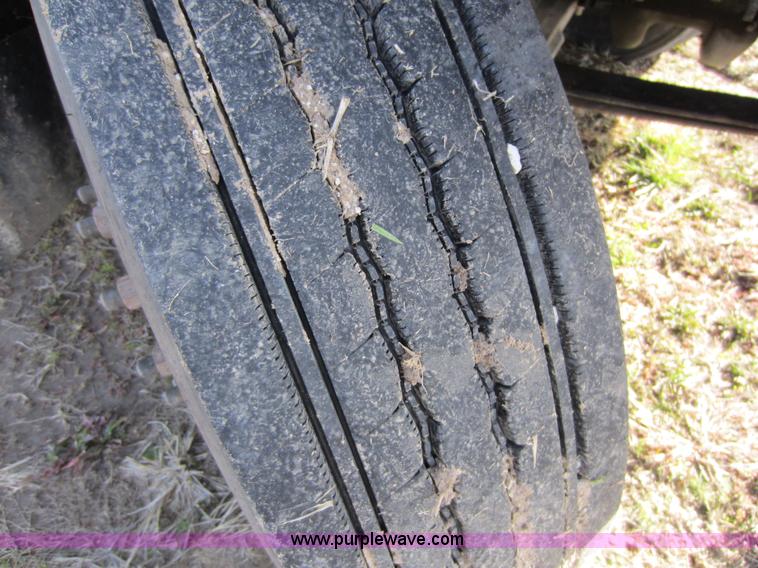 image for item A5602 2005 Mack CH613 semi truck