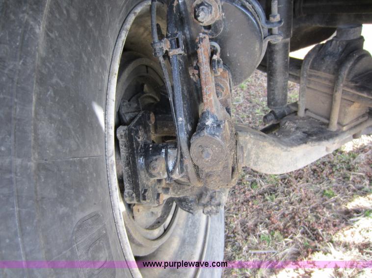 image for item A5602 2005 Mack CH613 semi truck