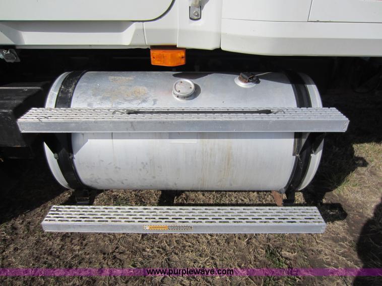 image for item A5602 2005 Mack CH613 semi truck