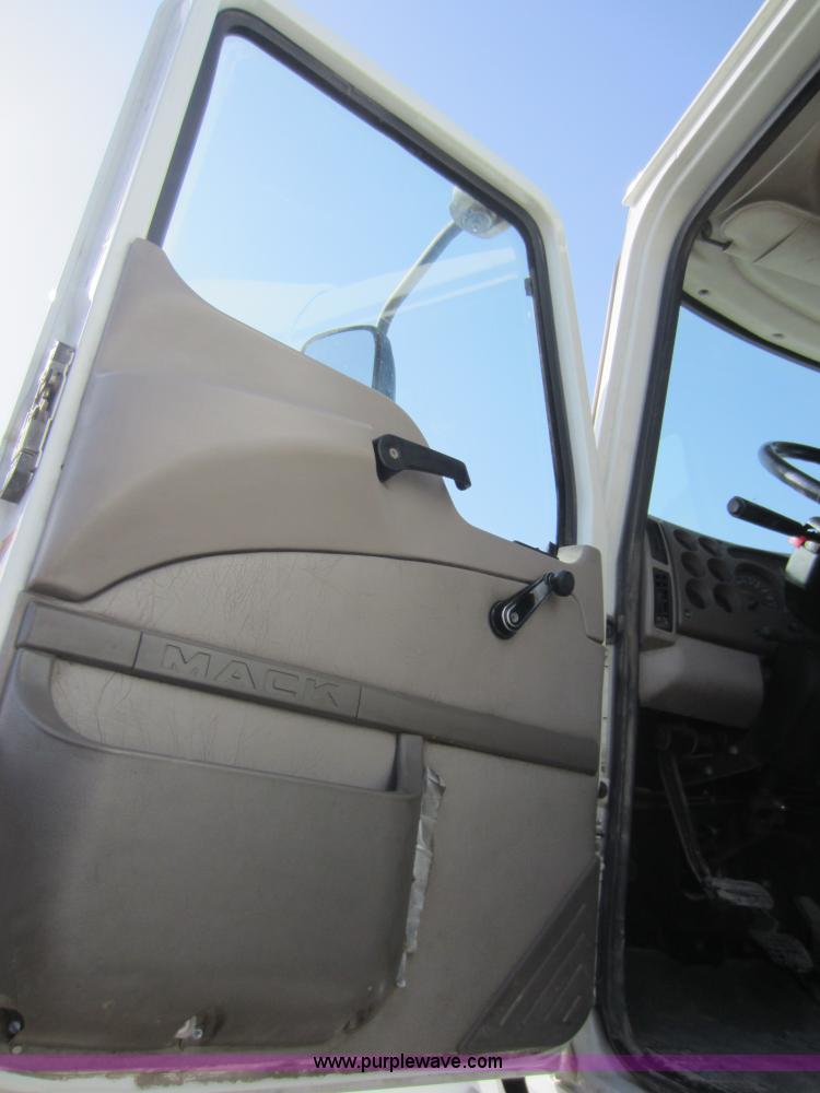 image for item A5602 2005 Mack CH613 semi truck