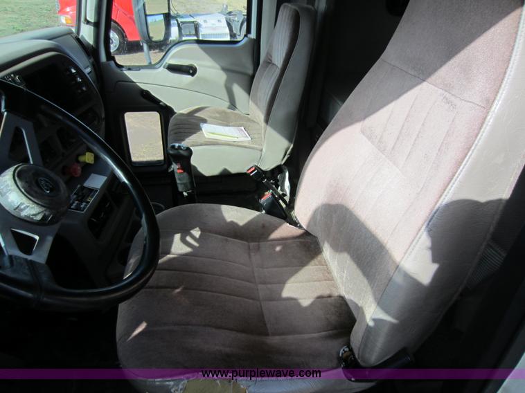 image for item A5602 2005 Mack CH613 semi truck